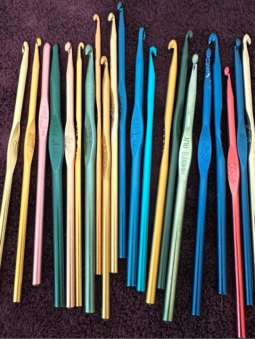 Lot of 21 Multicolor Aluminum Crochet Hooks Set Knitting Needles various sizes